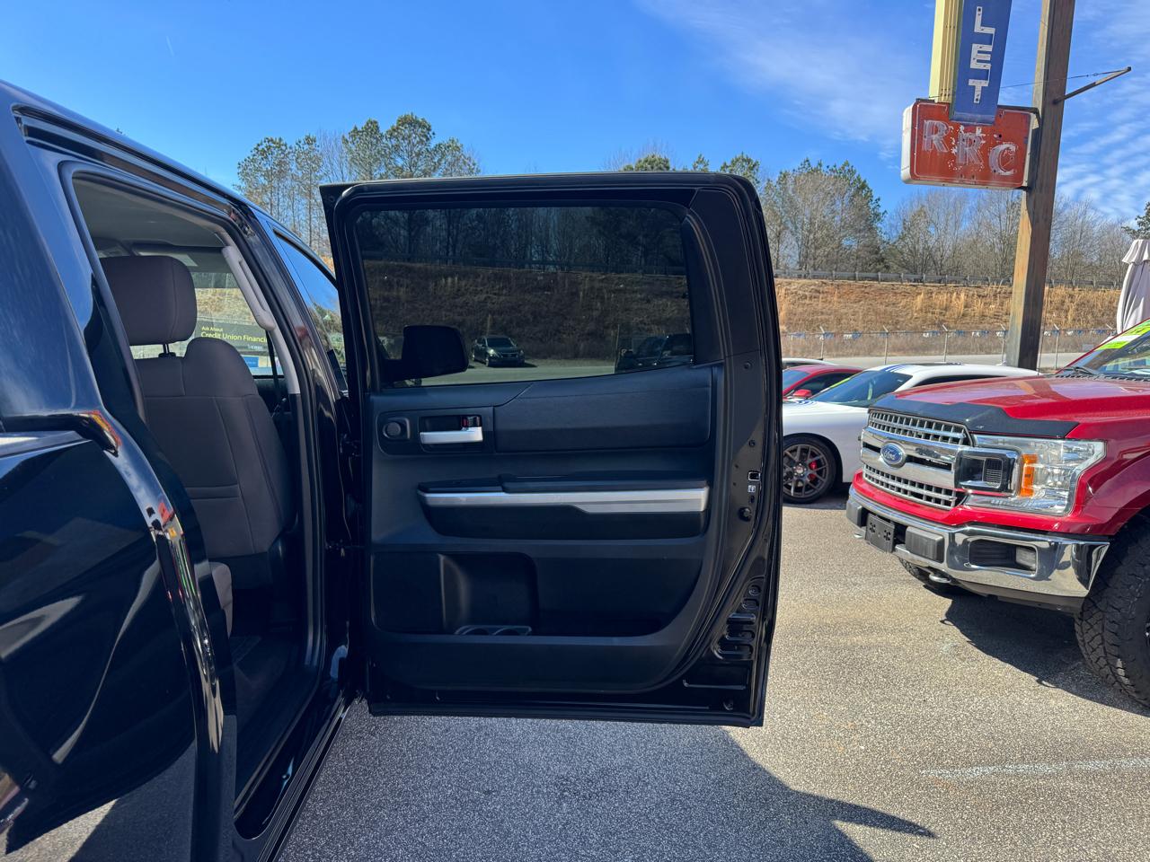 Toyota Tundra SR5 CrewMax 5.7L 4WD 2017