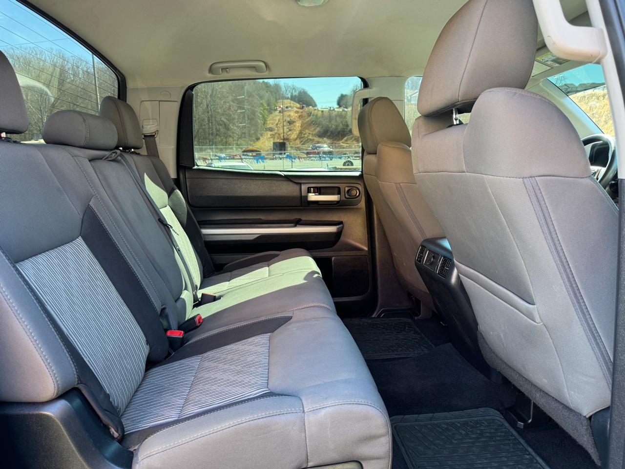 Toyota Tundra SR5 CrewMax 5.7L 4WD 2017