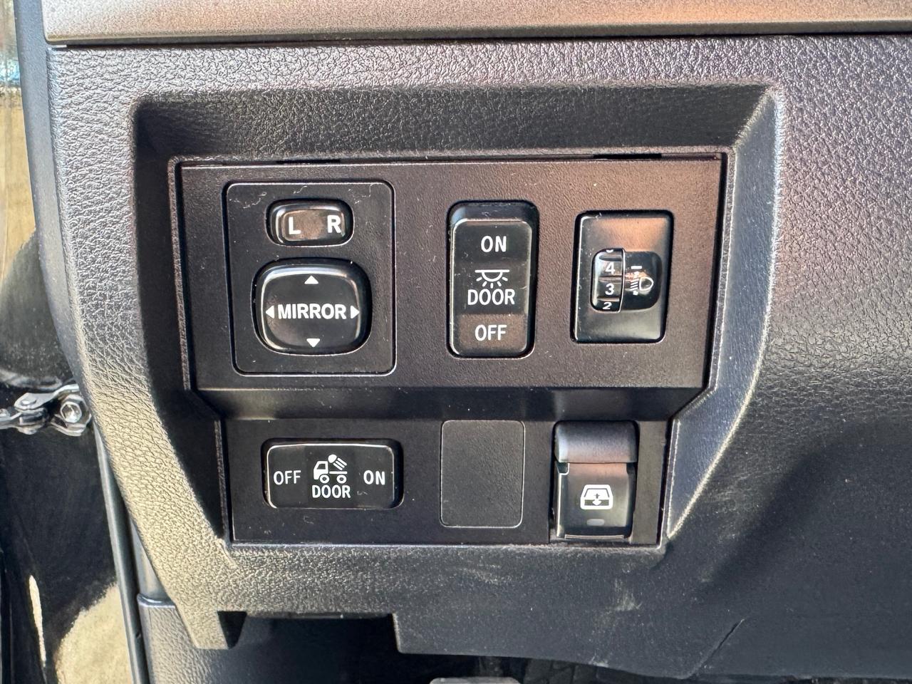 Toyota Tundra SR5 CrewMax 5.7L 4WD 2017