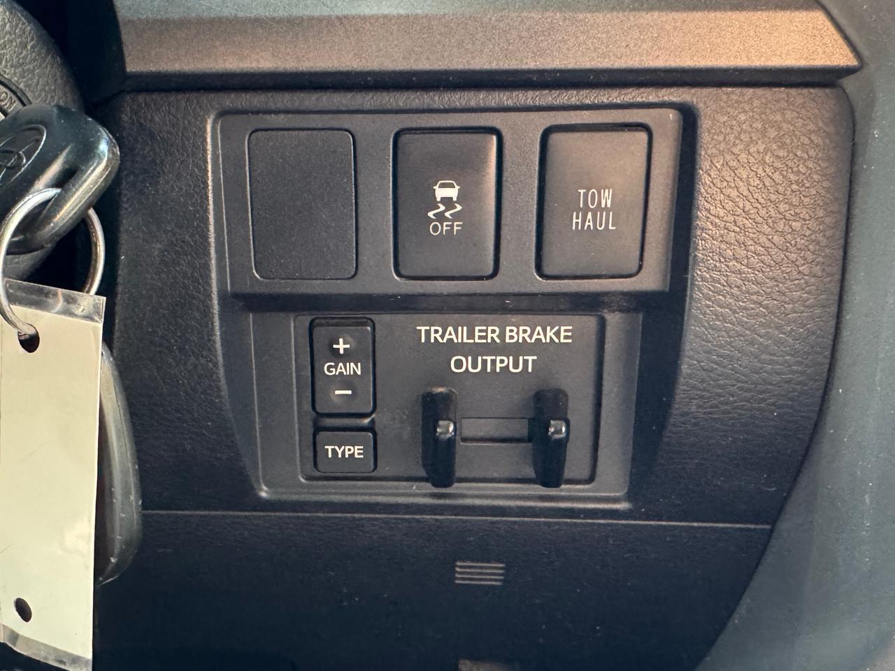 Toyota Tundra SR5 CrewMax 5.7L 4WD 2017