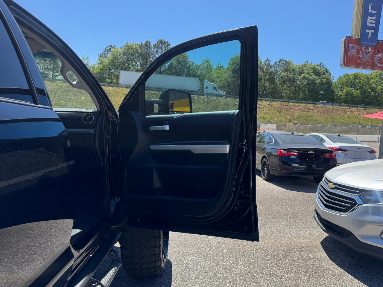 Toyota Tundra SR5 CrewMax 5.7L 4WD 2016