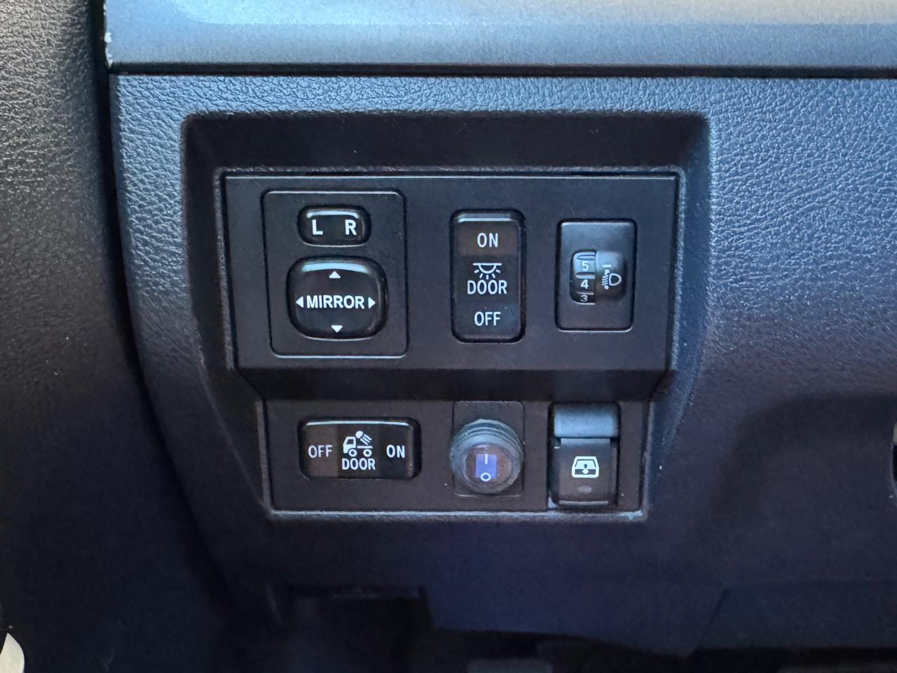 Toyota Tundra SR5 CrewMax 5.7L 4WD 2016