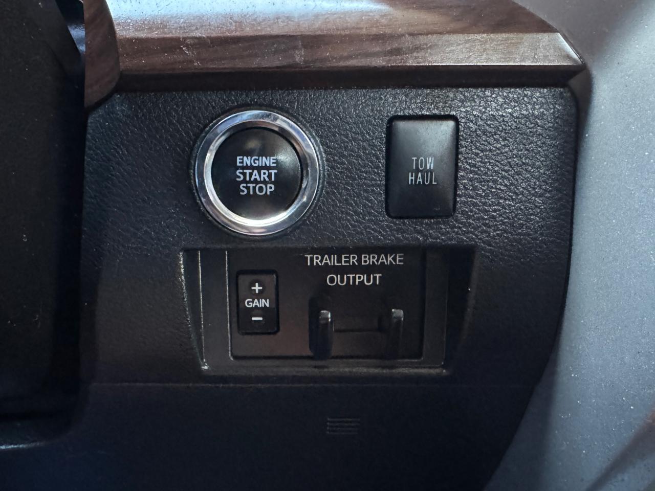 Toyota Tundra Limited CrewMax 5.7L 4WD 2020