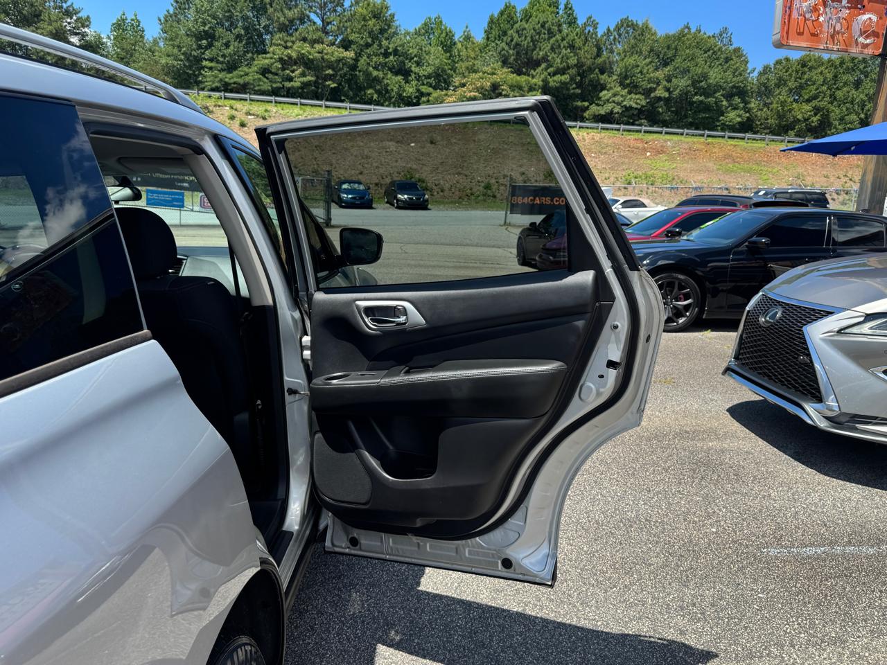 Nissan Pathfinder S 2020