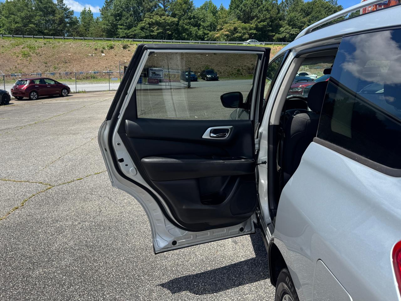 Nissan Pathfinder S 2020