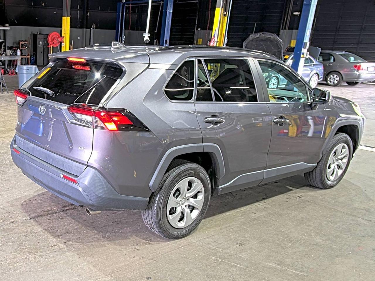 Toyota RAV4 LE 2021