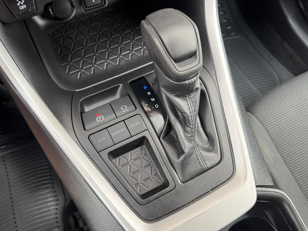 Toyota RAV4 LE 2021