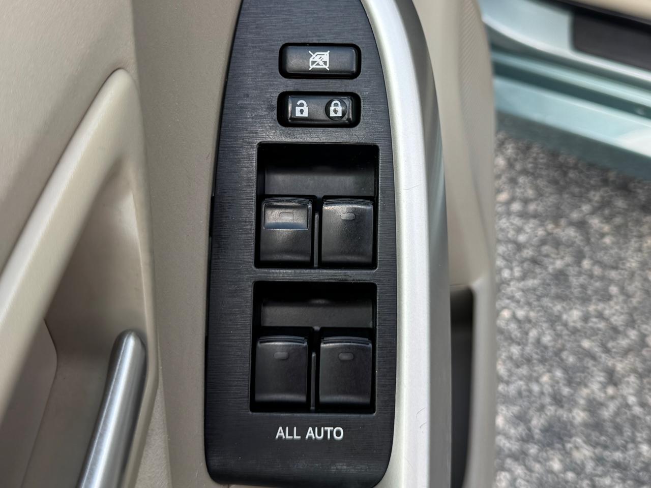 Toyota Prius Two 2015