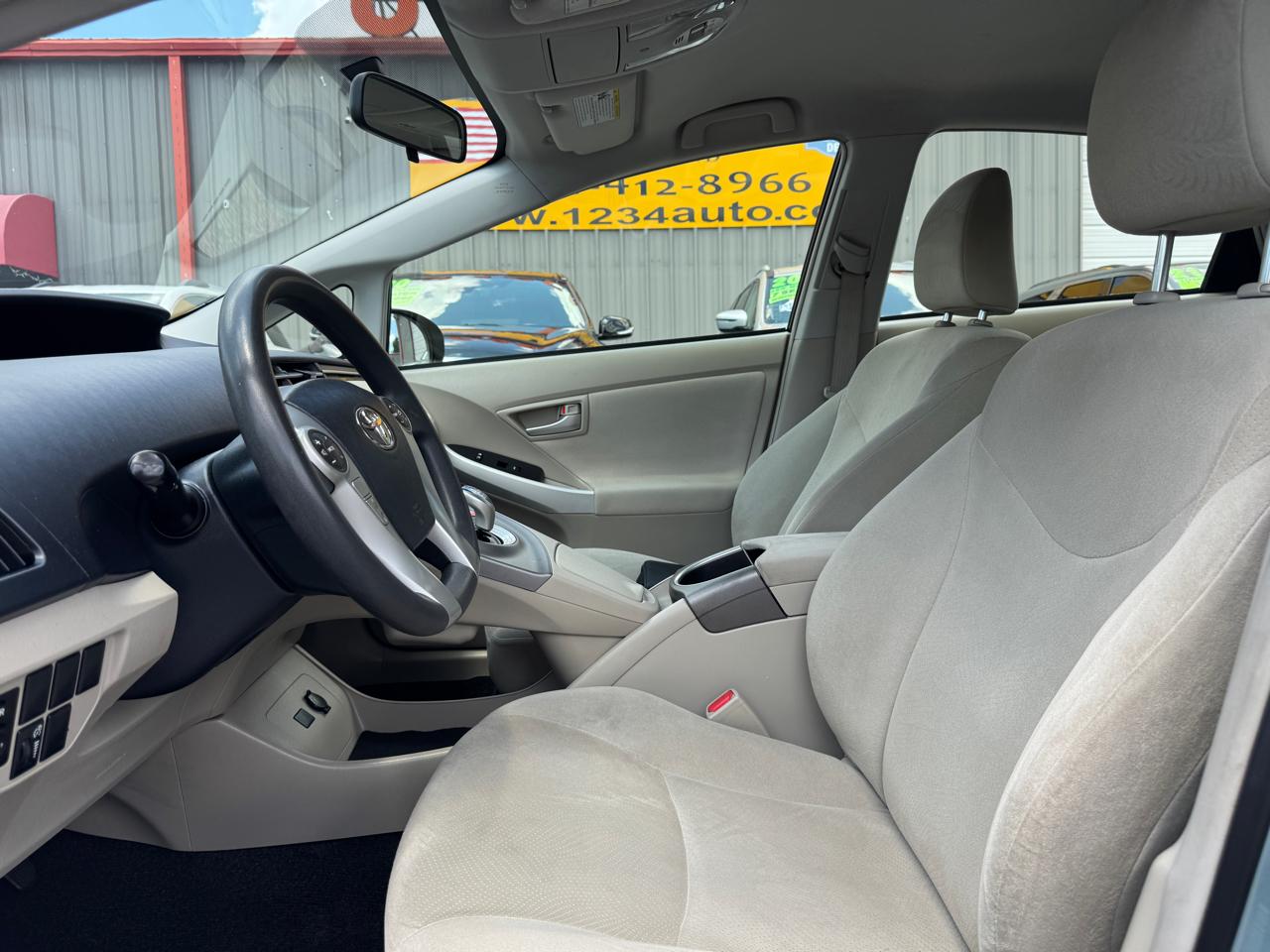 Toyota Prius Two 2015