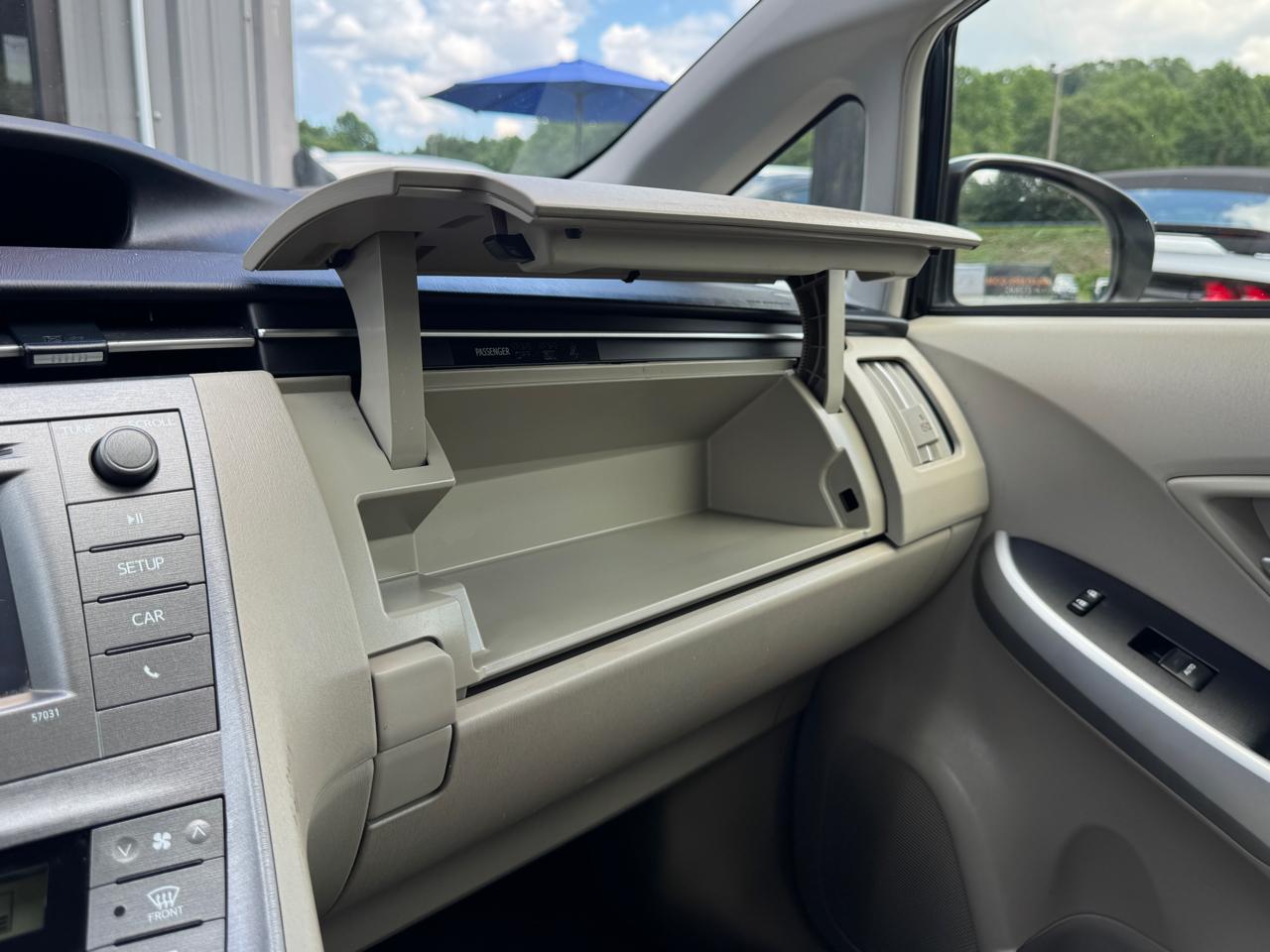 Toyota Prius Two 2015