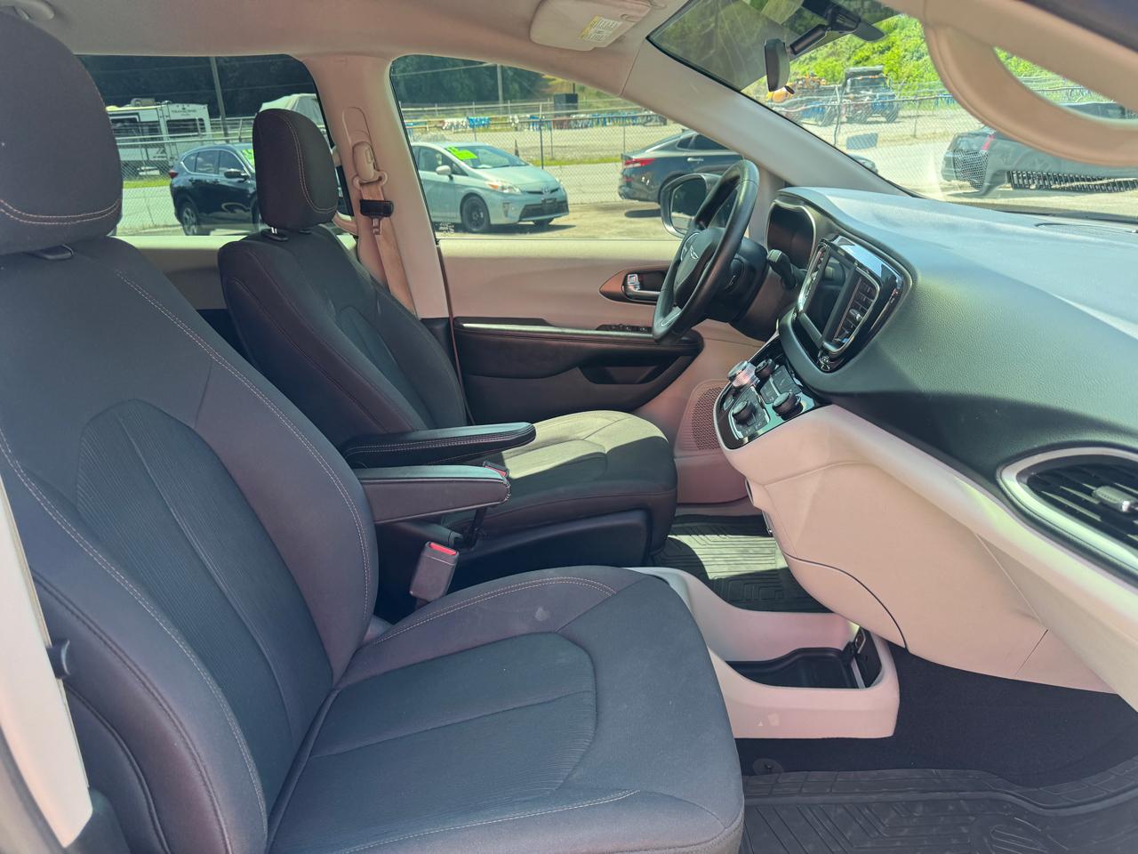 Chrysler Pacifica LX 2019