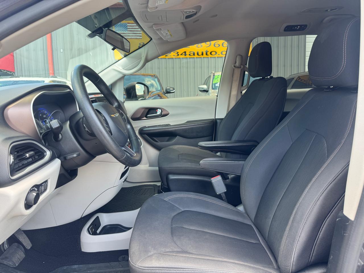 Chrysler Pacifica LX 2019