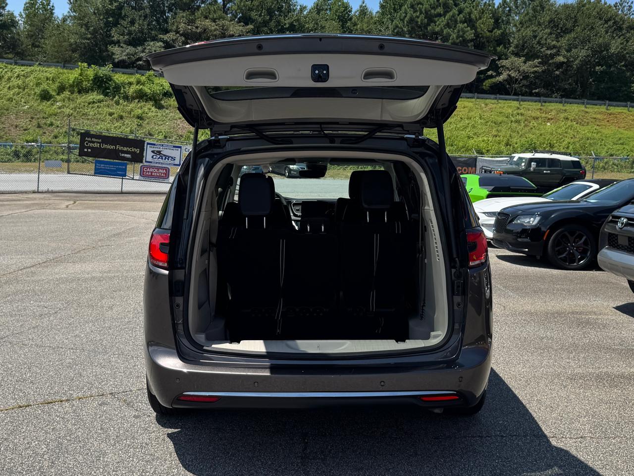 Chrysler Pacifica Touring L 2023