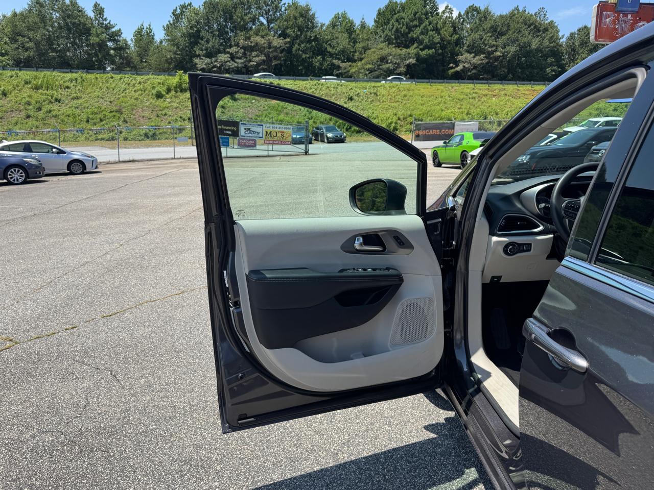 Chrysler Pacifica Touring L 2023