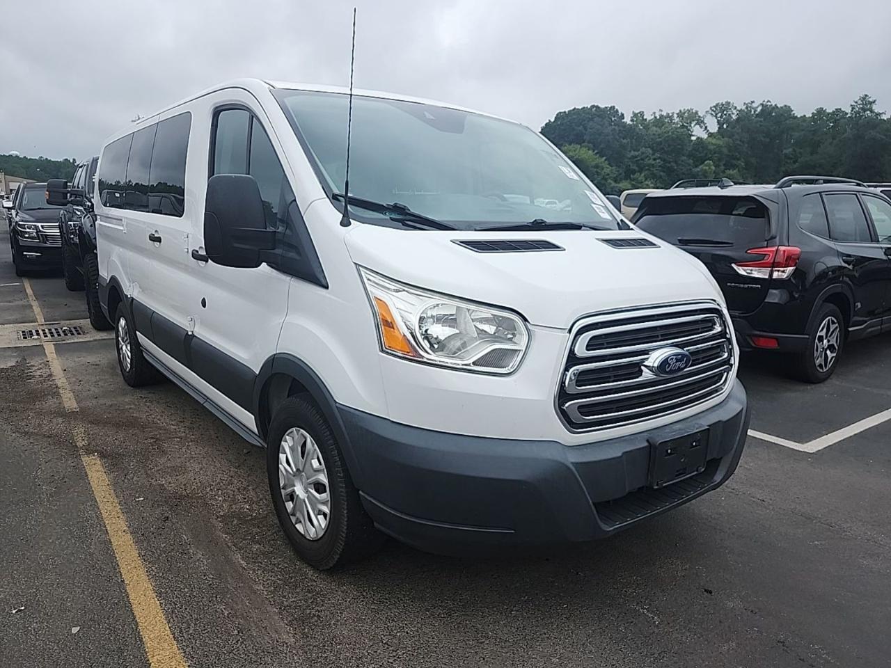Ford Transit 150 Wagon Low Roof XLT 60/40 Pass. 130-in. WB 2015