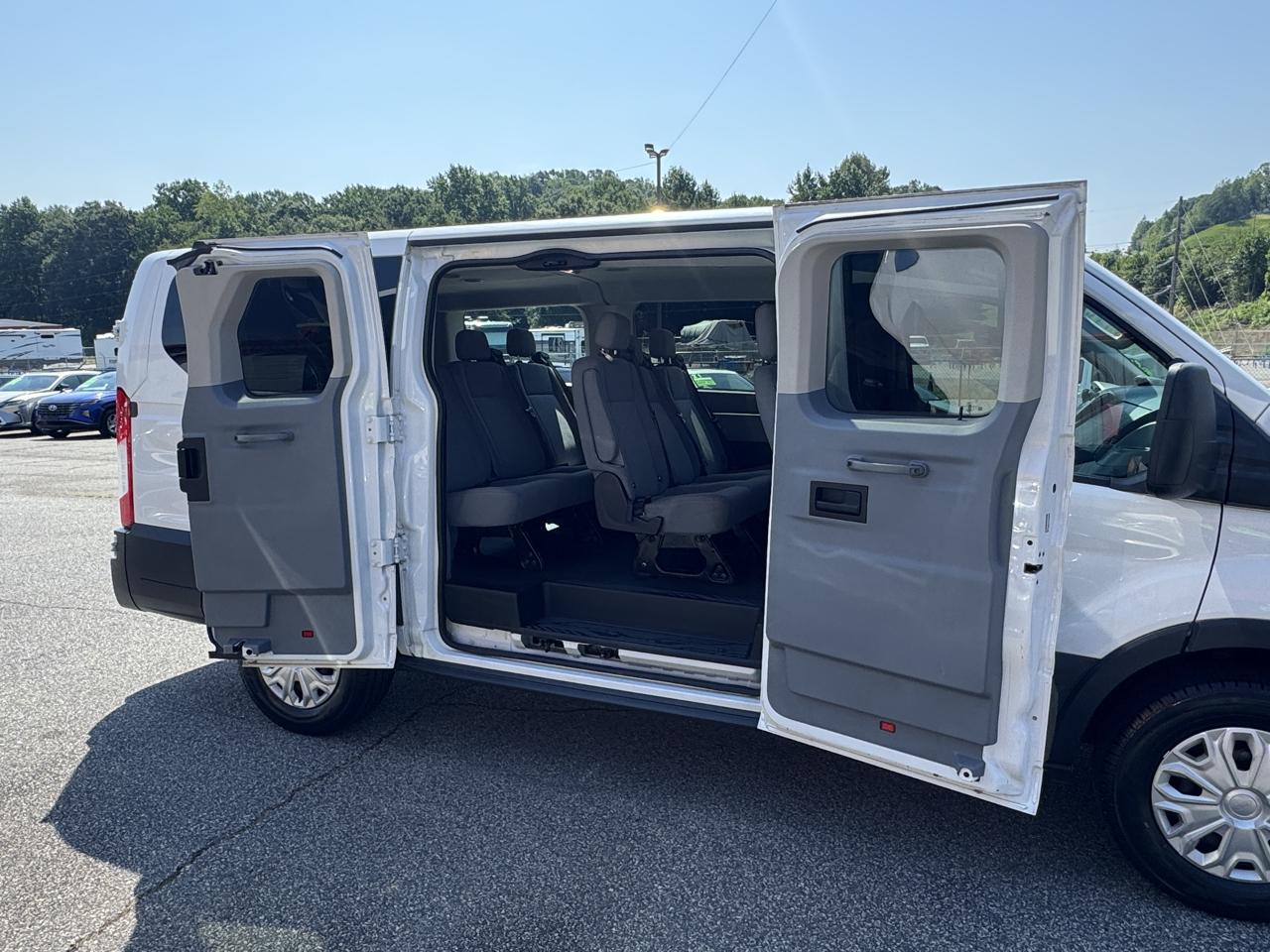 Ford Transit 150 Wagon Low Roof XLT 60/40 Pass. 130-in. WB 2015