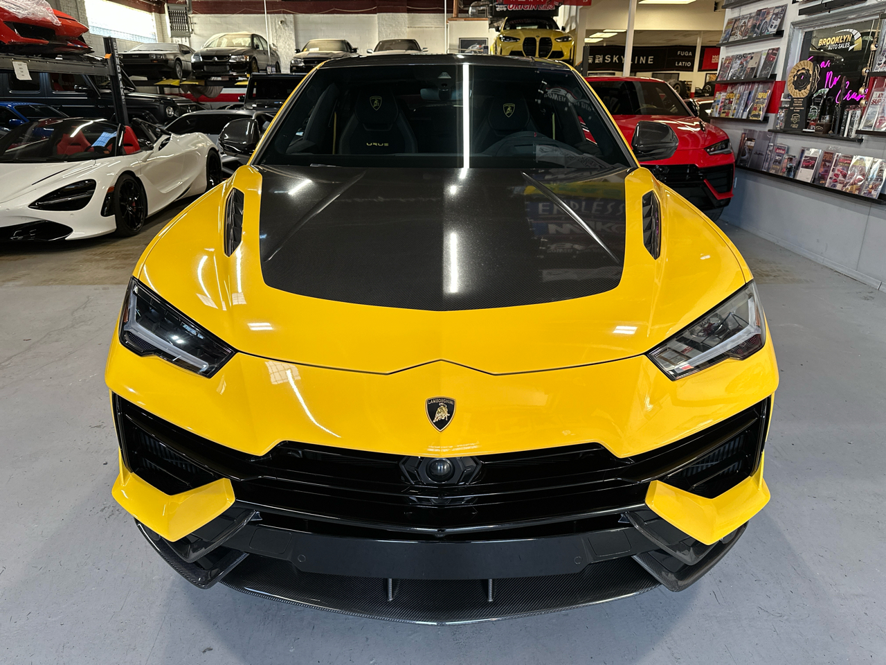 2023 Lamborghini Urus Performante photo 2