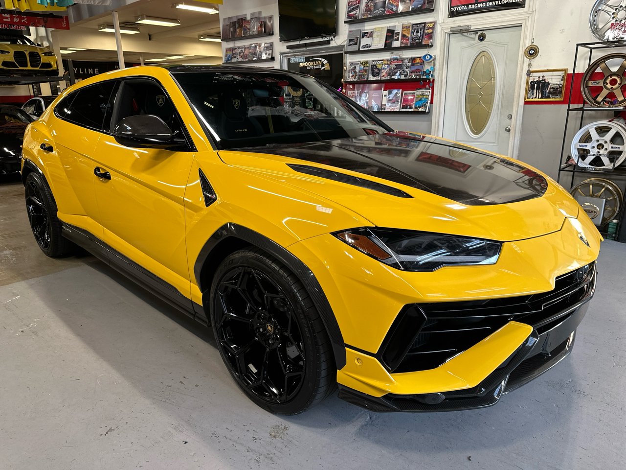 2023 Lamborghini Urus Performante photo 3