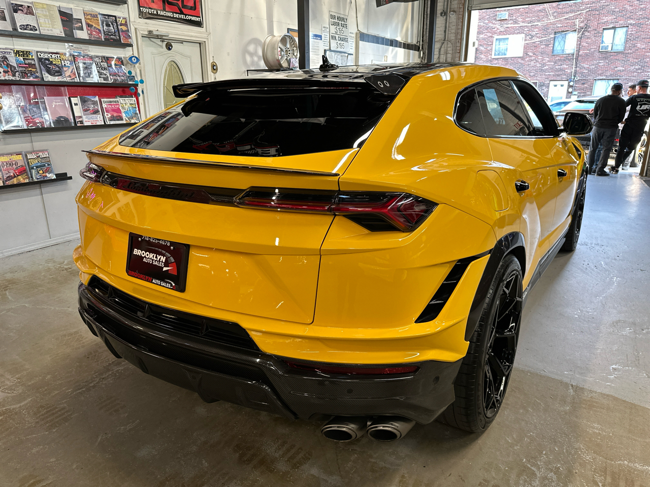 2023 Lamborghini Urus Performante photo 6