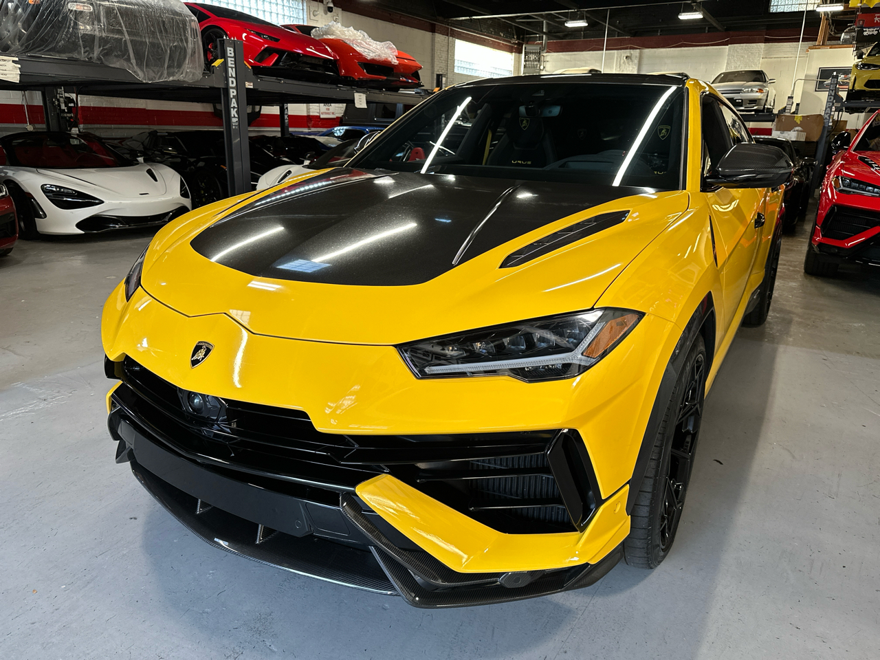 2023 Lamborghini Urus Performante photo 11