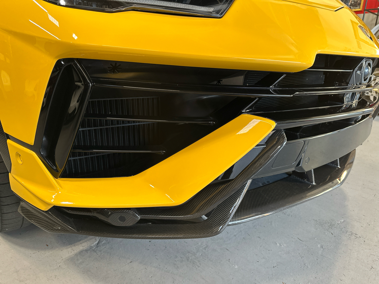 2023 Lamborghini Urus Performante photo 12