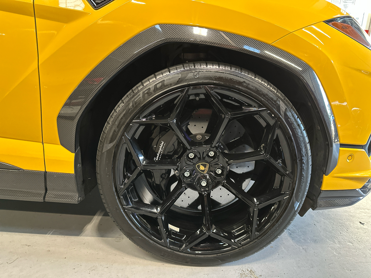 2023 Lamborghini Urus Performante photo 13