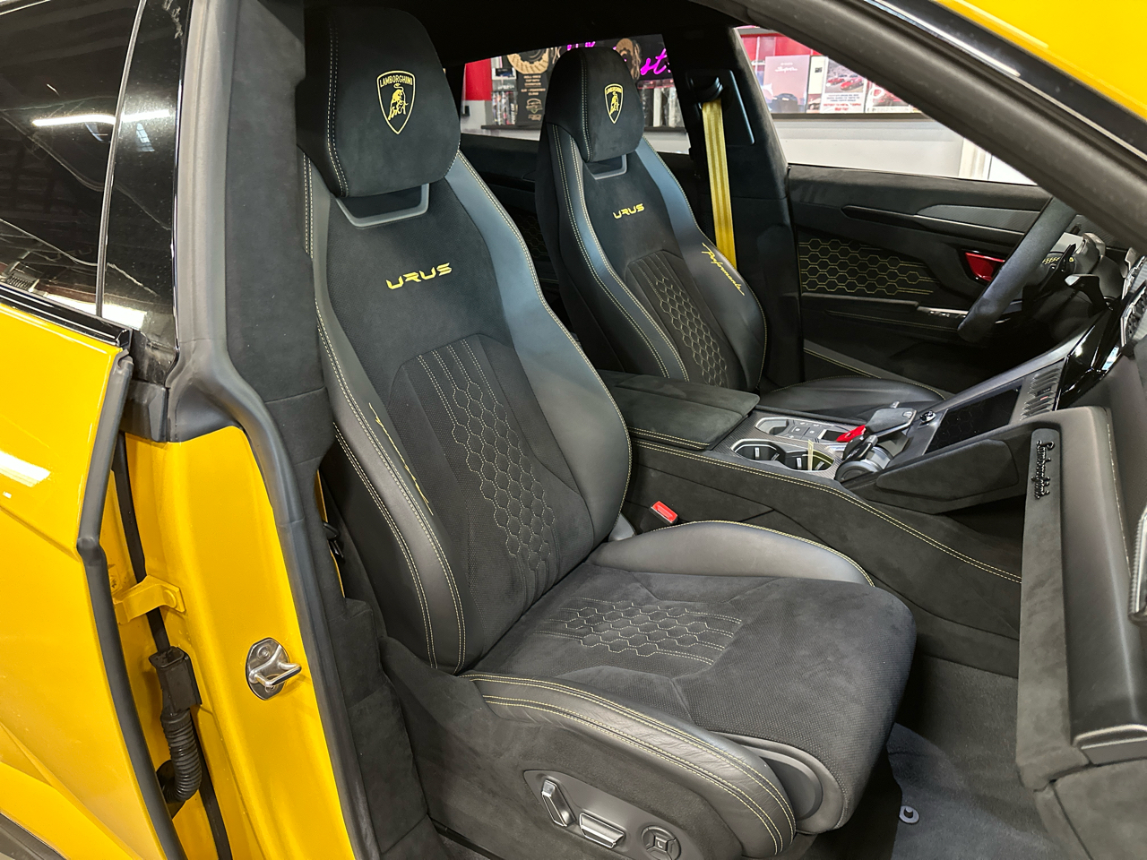 2023 Lamborghini Urus Performante photo 24