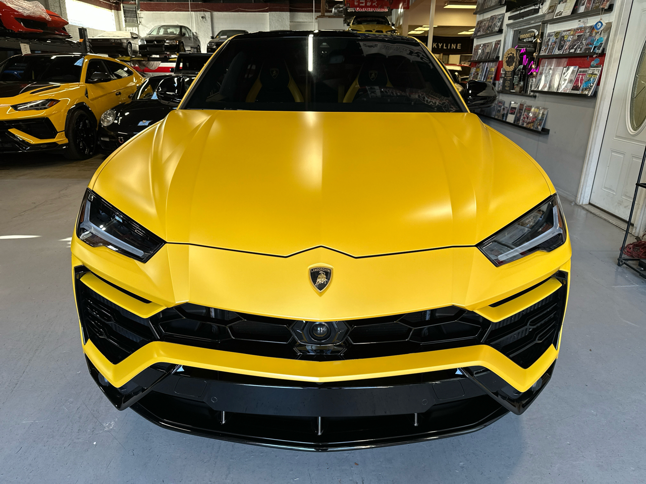 2022 Lamborghini Urus Base photo 2