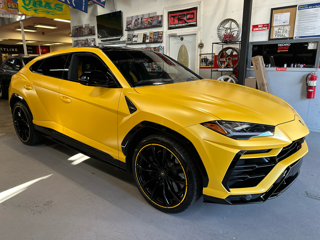 2022 Lamborghini Urus Base photo 3