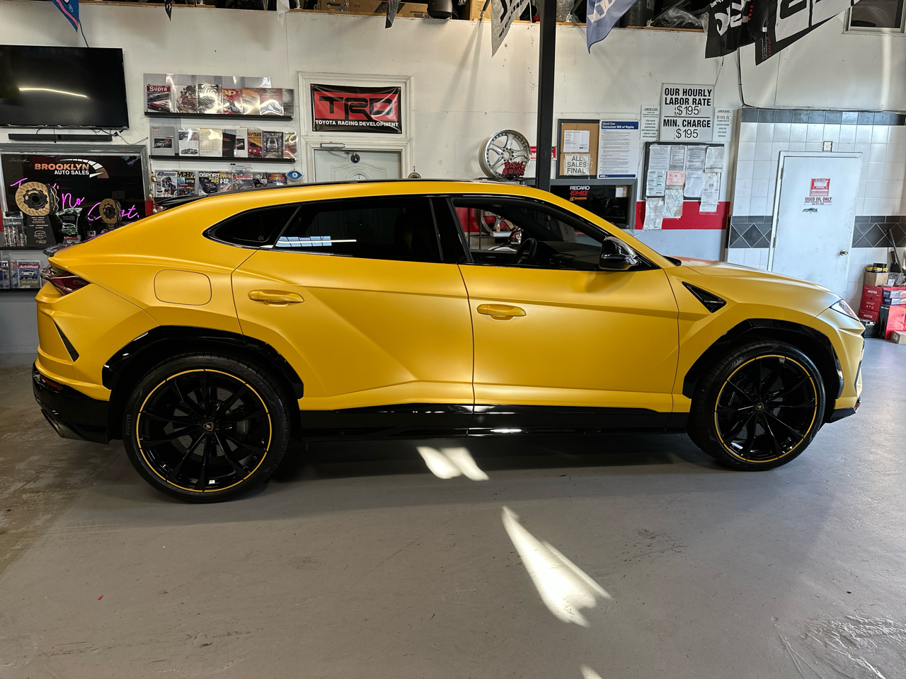 2022 Lamborghini Urus Base photo 4