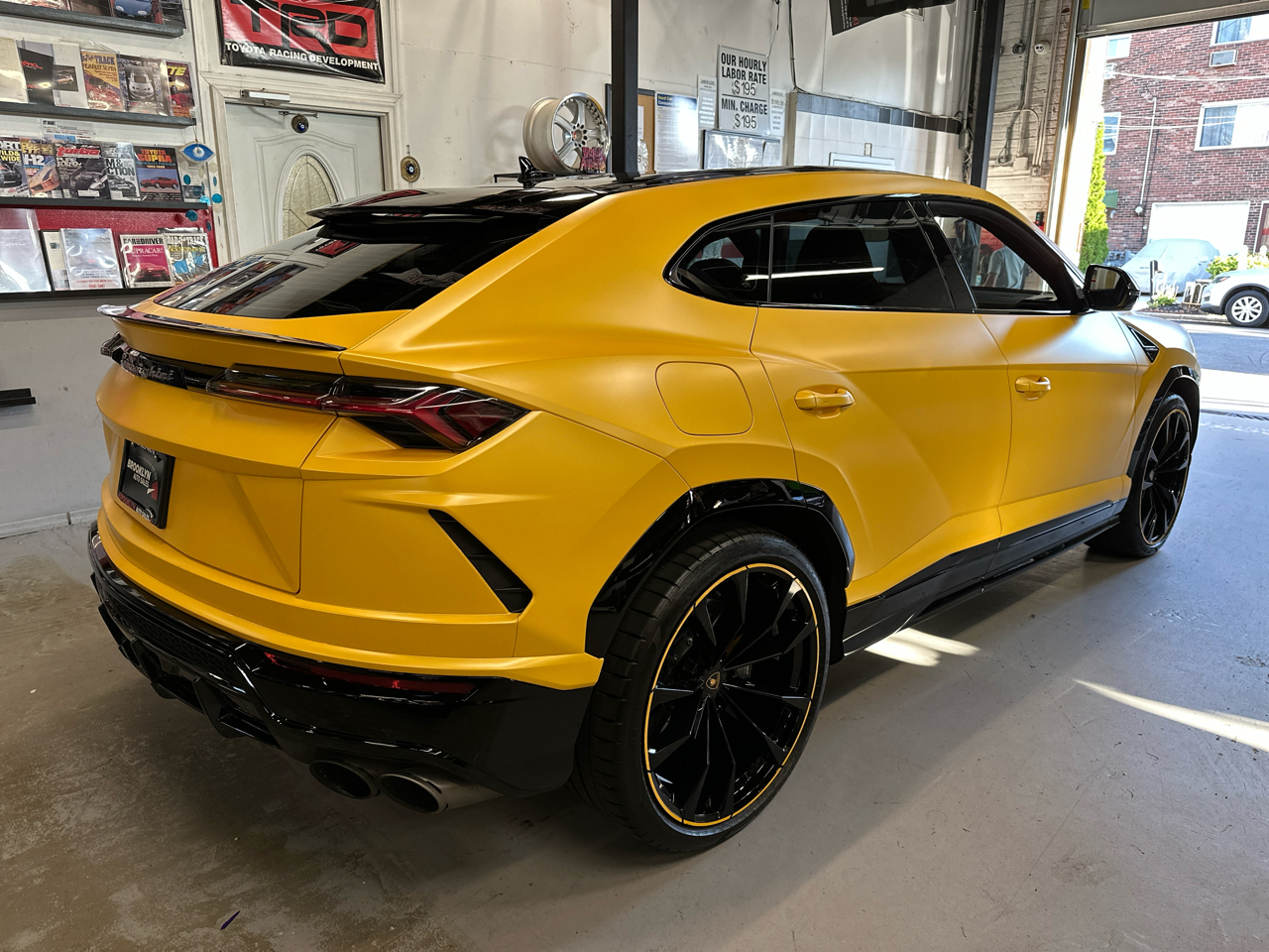 2022 Lamborghini Urus Base photo 5