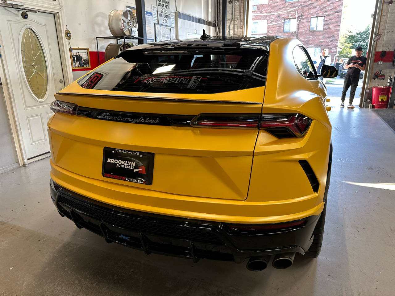 2022 Lamborghini Urus Base photo 6