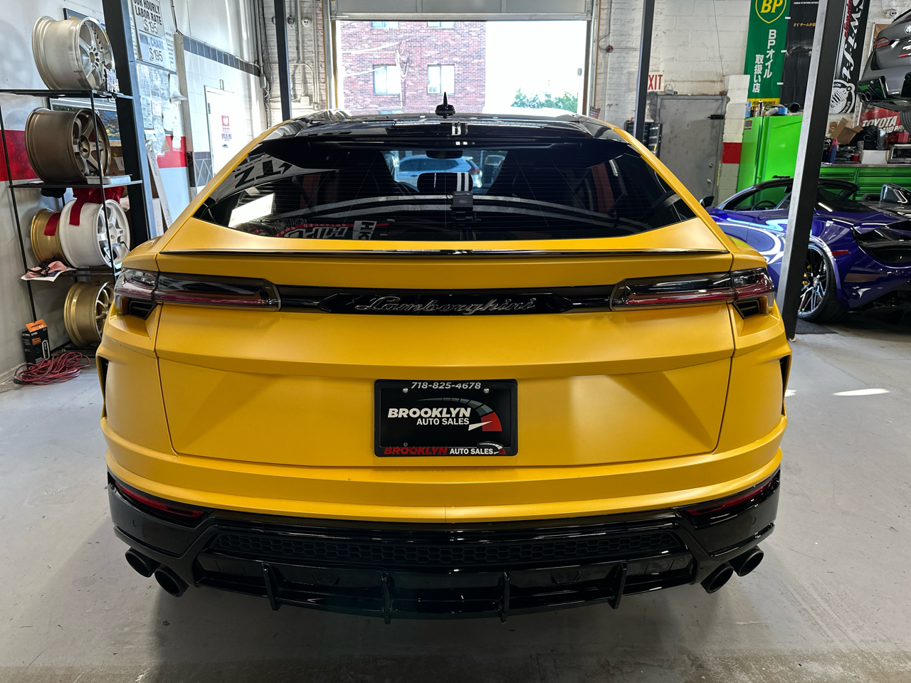 2022 Lamborghini Urus Base photo 7
