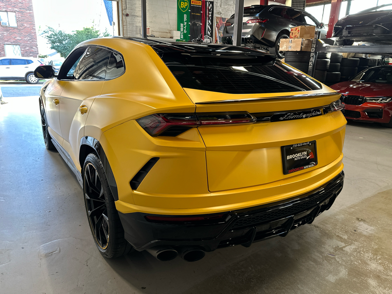 2022 Lamborghini Urus Base photo 8