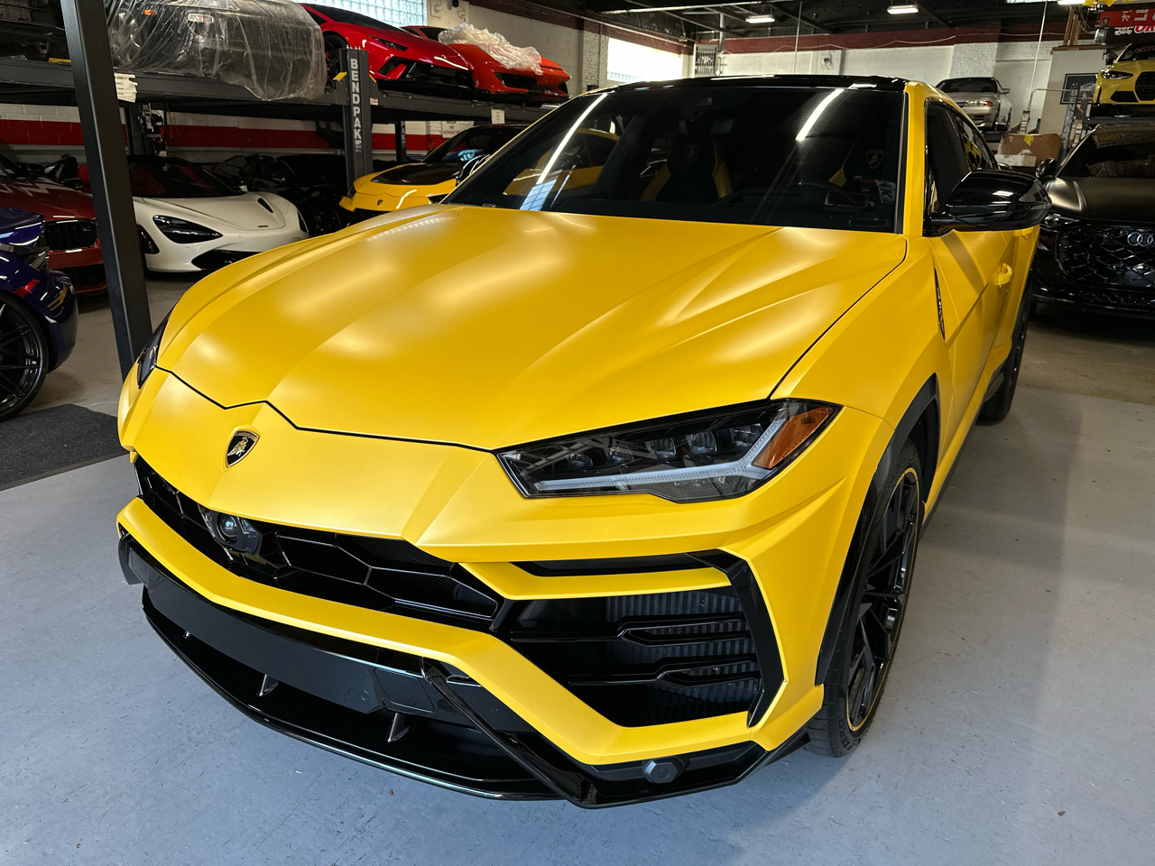 2022 Lamborghini Urus Base photo 11