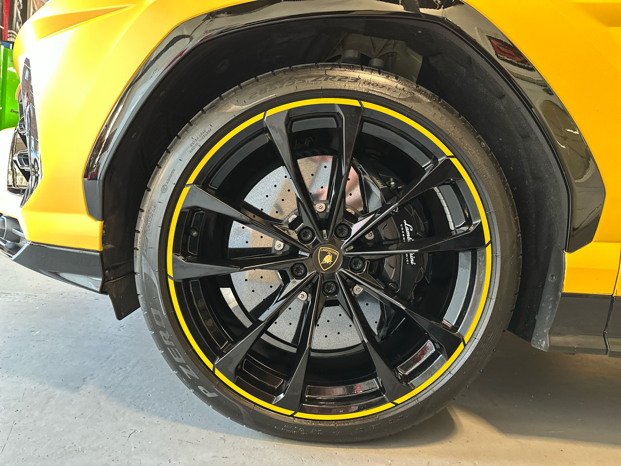 2022 Lamborghini Urus Base photo 12