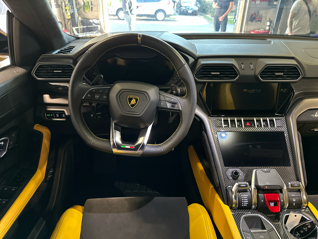 2022 Lamborghini Urus Base photo 13