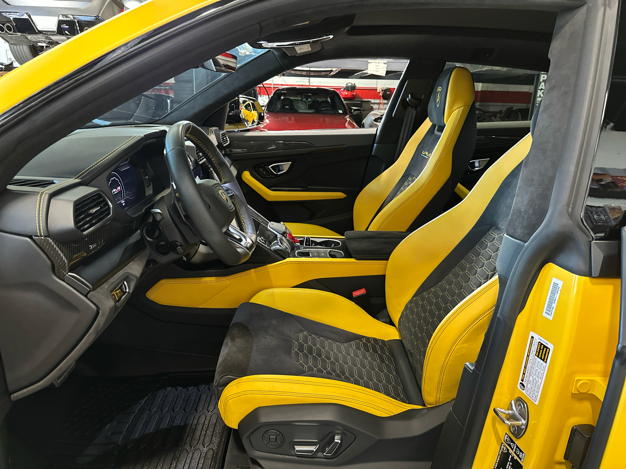 2022 Lamborghini Urus Base photo 14