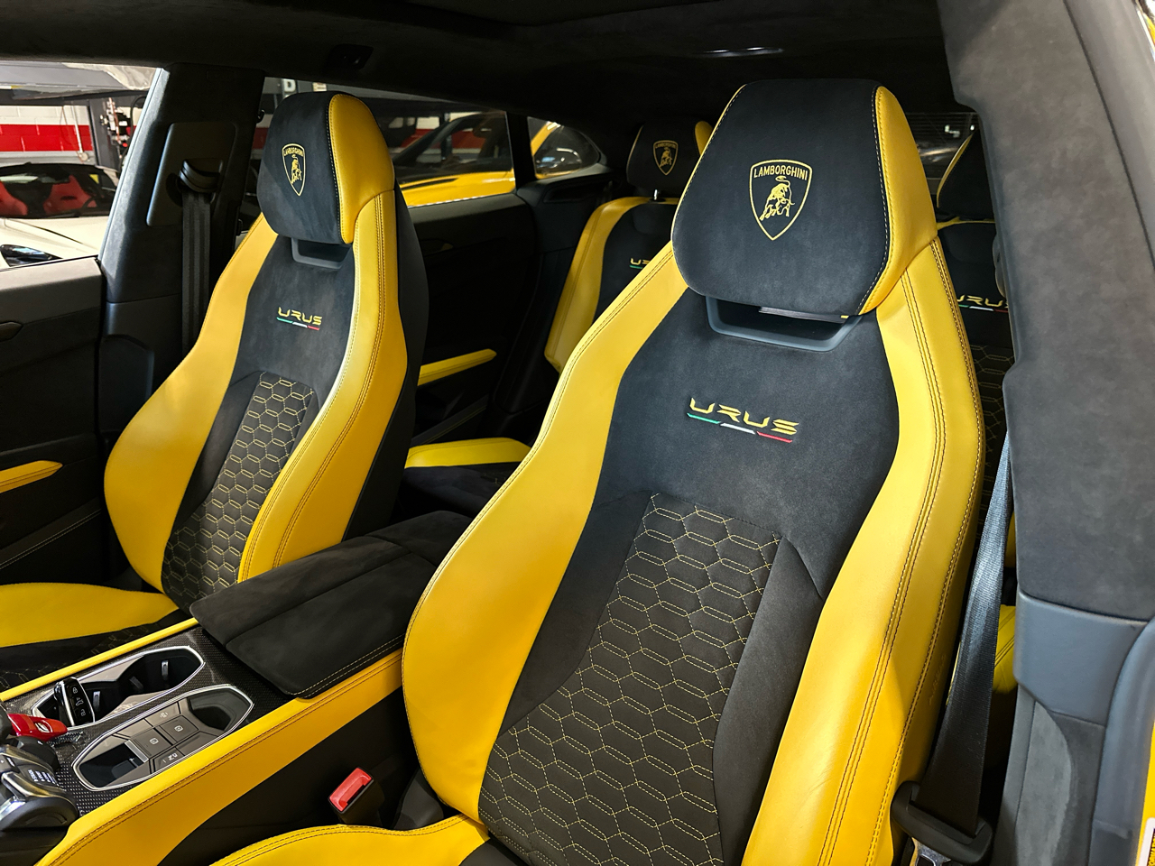 2022 Lamborghini Urus Base photo 15