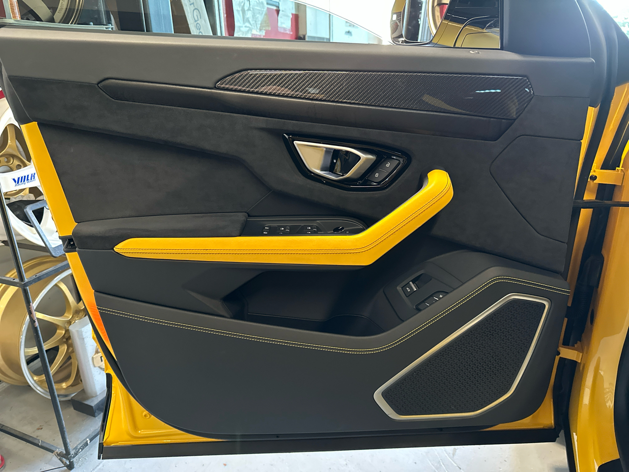 2022 Lamborghini Urus Base photo 16
