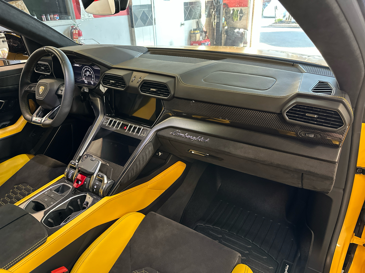 2022 Lamborghini Urus Base photo 17
