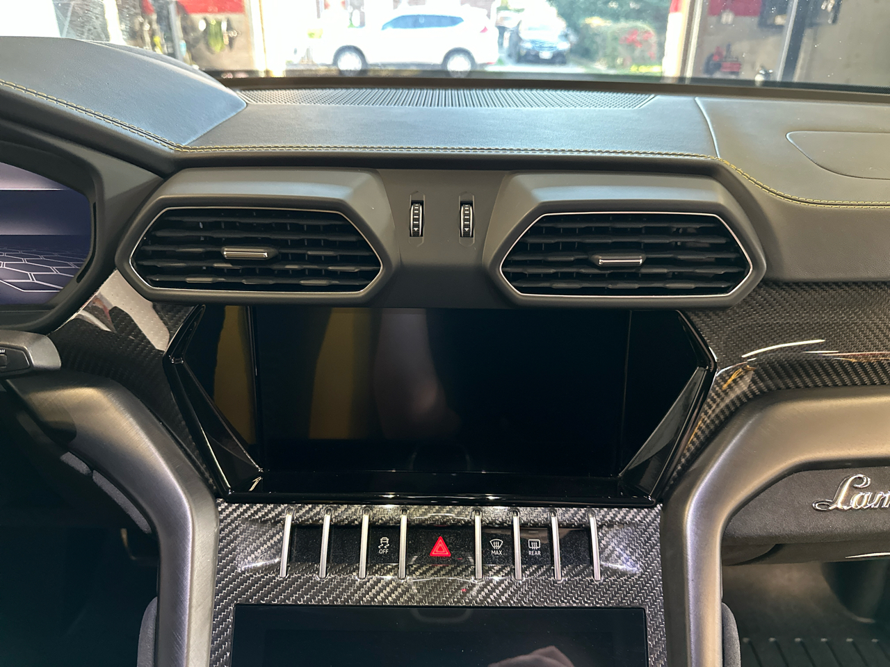 2022 Lamborghini Urus Base photo 18