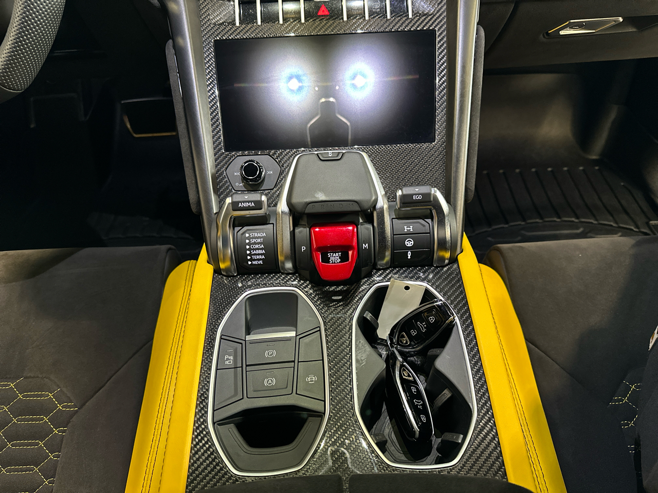 2022 Lamborghini Urus Base photo 19
