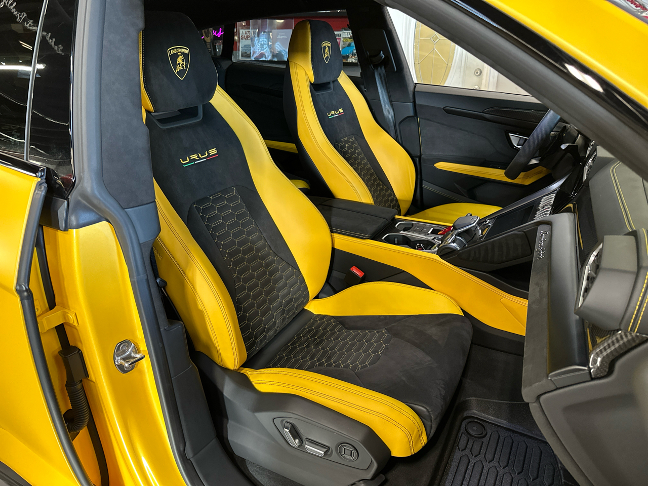 2022 Lamborghini Urus Base photo 20