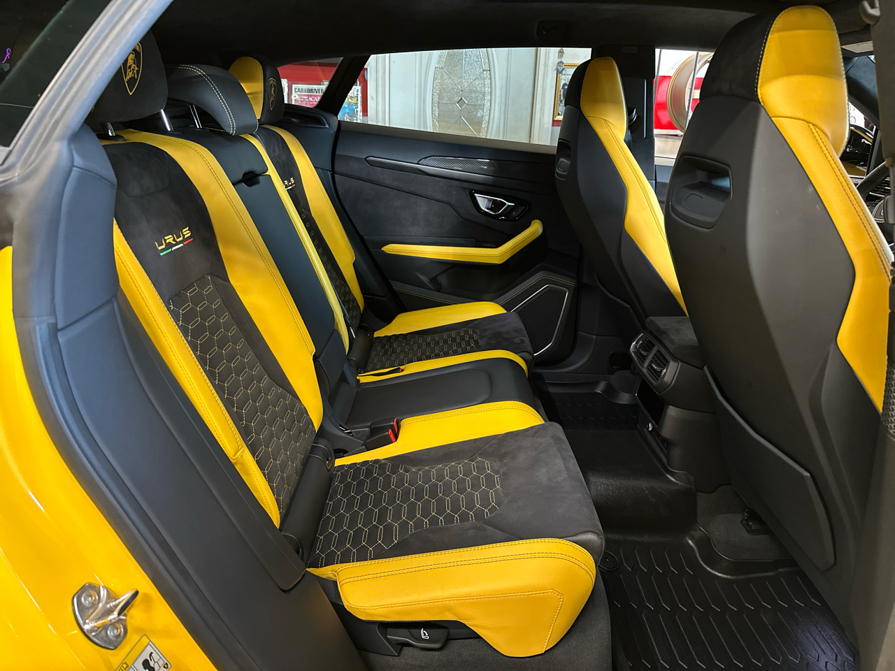 2022 Lamborghini Urus Base photo 21
