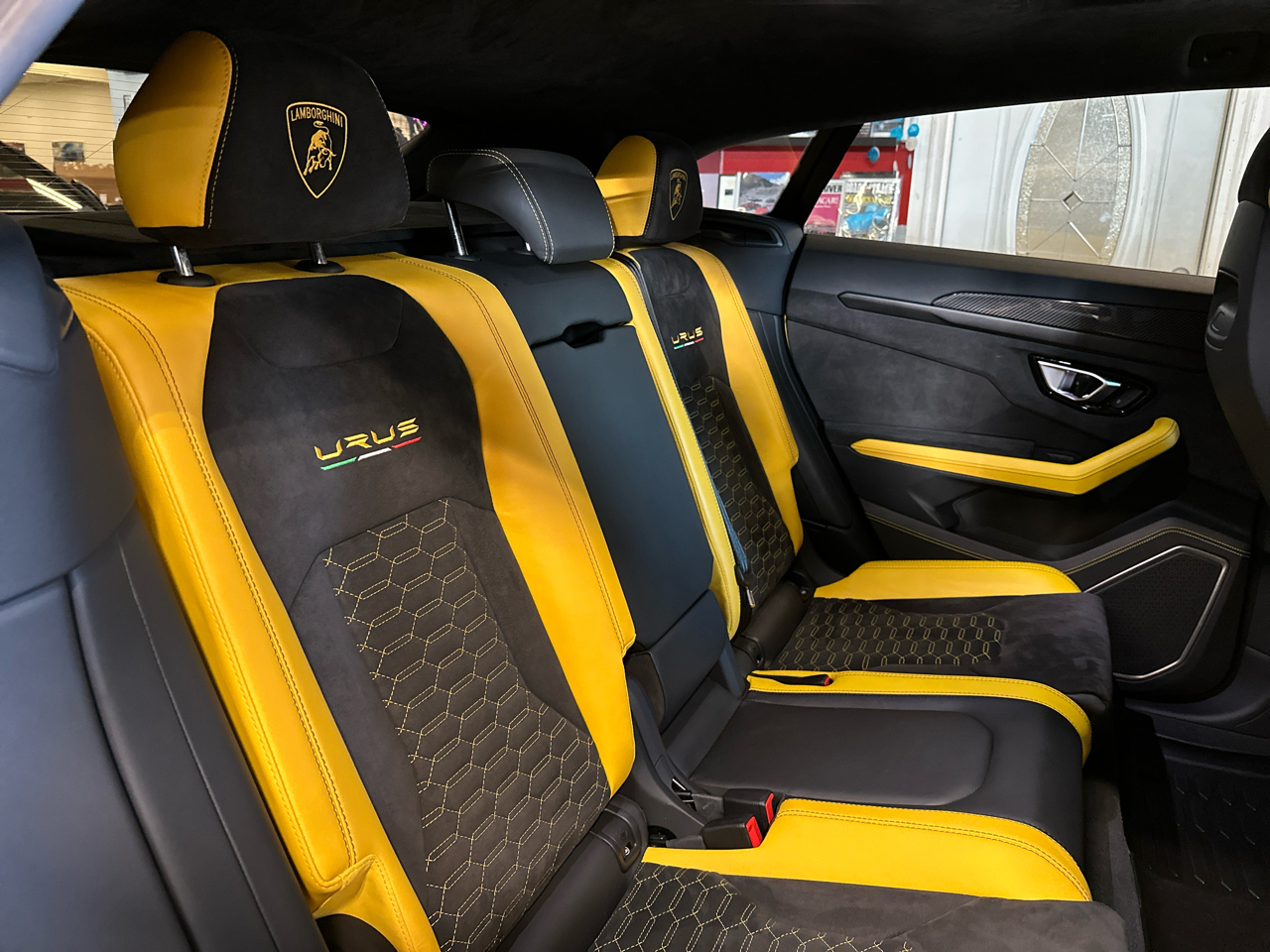2022 Lamborghini Urus Base photo 22