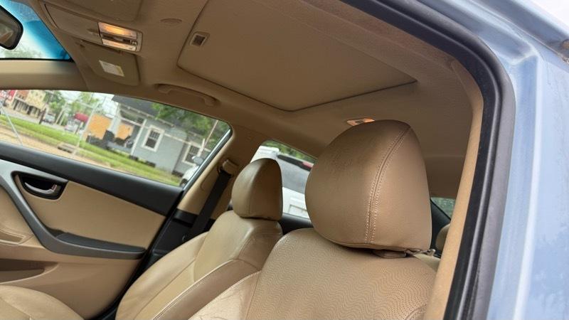 Hyundai Elantra  2012