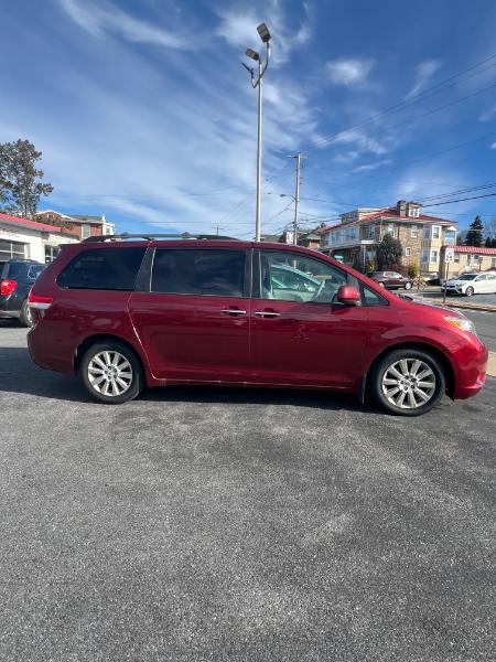 Toyota Sienna XLE AWD 7-Passenger V6 2012