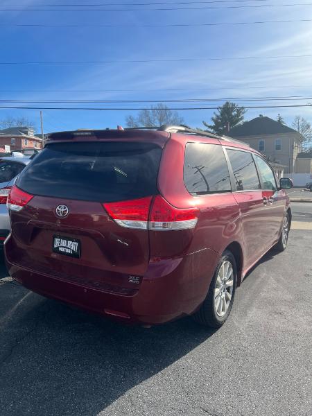 Toyota Sienna XLE AWD 7-Passenger V6 2012