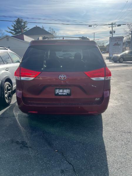 Toyota Sienna XLE AWD 7-Passenger V6 2012